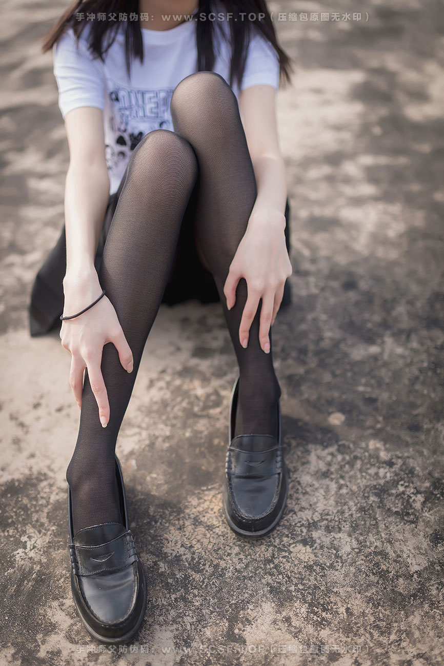 风之领域 [47P][157M]天台的黑丝